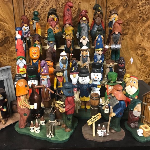 Hand Carved Old World Santa - Picture 6 of 6